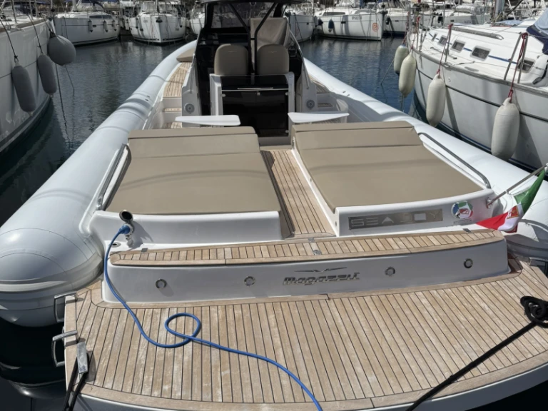 Louer Semi-rigide avec ou sans skipper Magazzu à Palerme