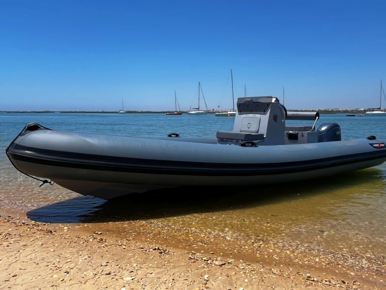 Semi-rigide à louer à Faro au meilleur prix