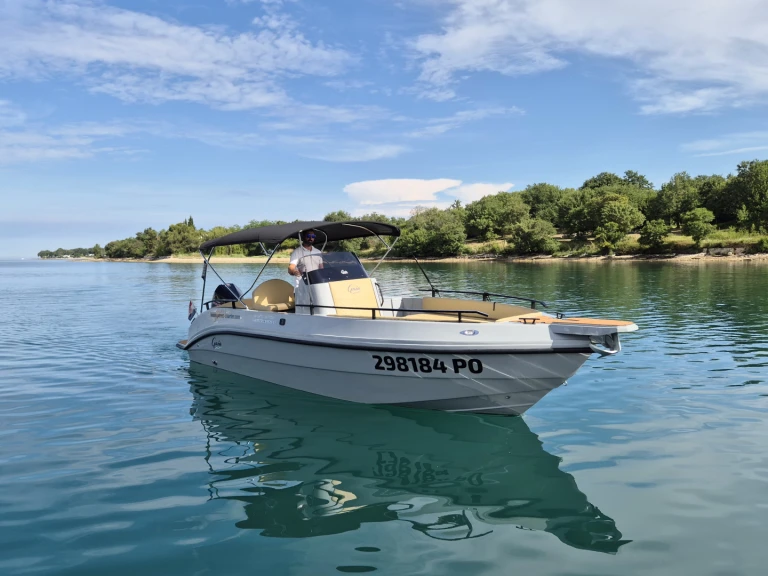 Bateau à moteur à louer à Poreč au meilleur prix