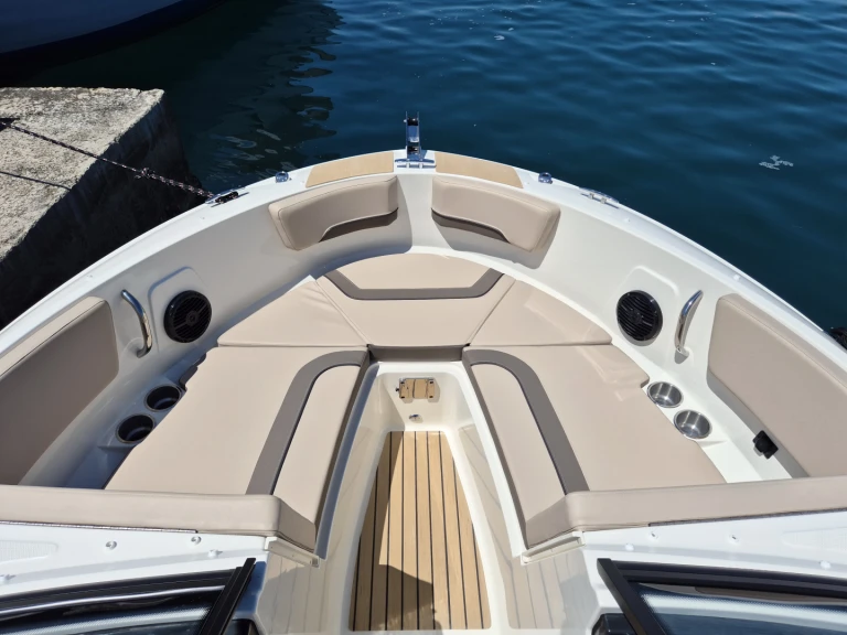 Bayliner VR6 OB a louer à Poreč