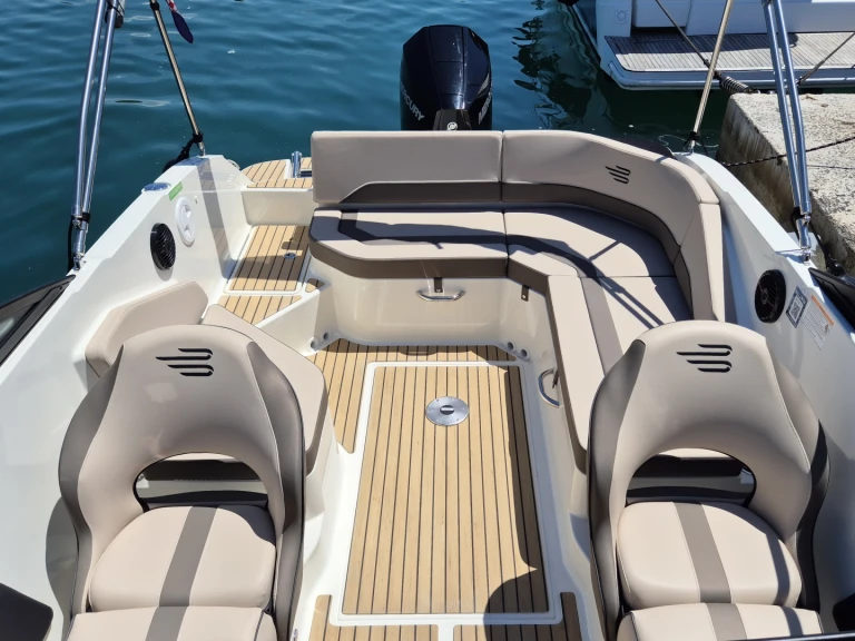 Louez un Bayliner VR6 OB à Poreč