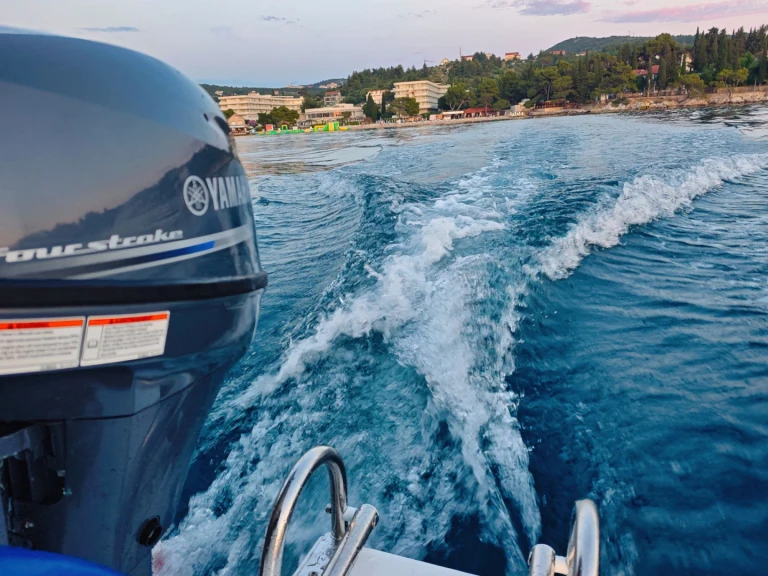 Louez un Elan Pasara 490 à Cavtat