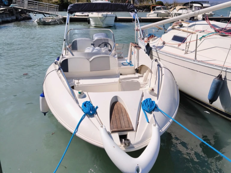 Bateau à moteur à louer à Amphion-les-Bains au meilleur prix