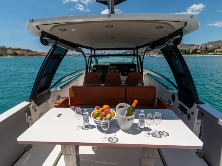 Bateau à moteur à louer à Split au meilleur prix