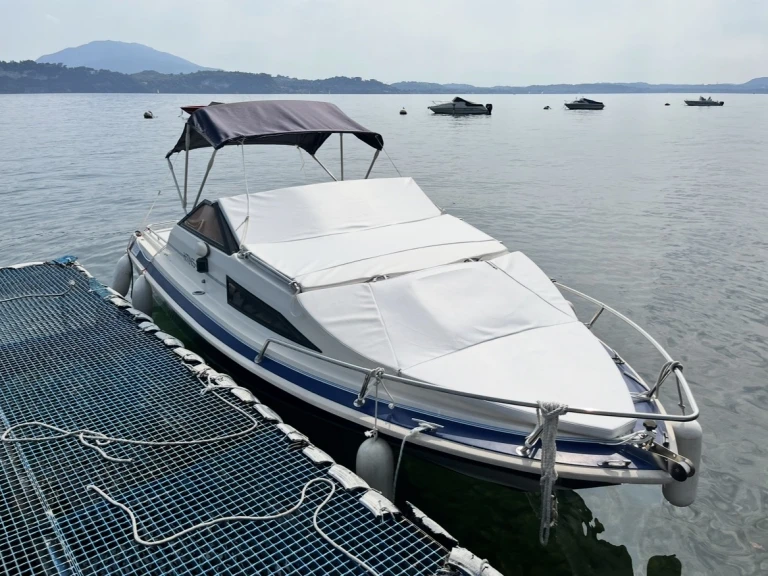 Louer Bateau à moteur avec ou sans skipper A HELLAS à Stresa