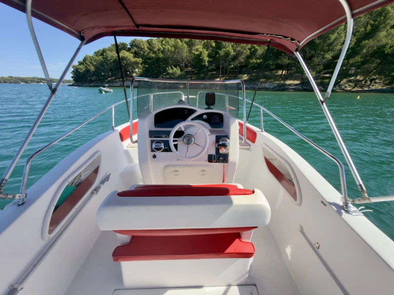 Bateau à moteur à louer à Medulin au meilleur prix