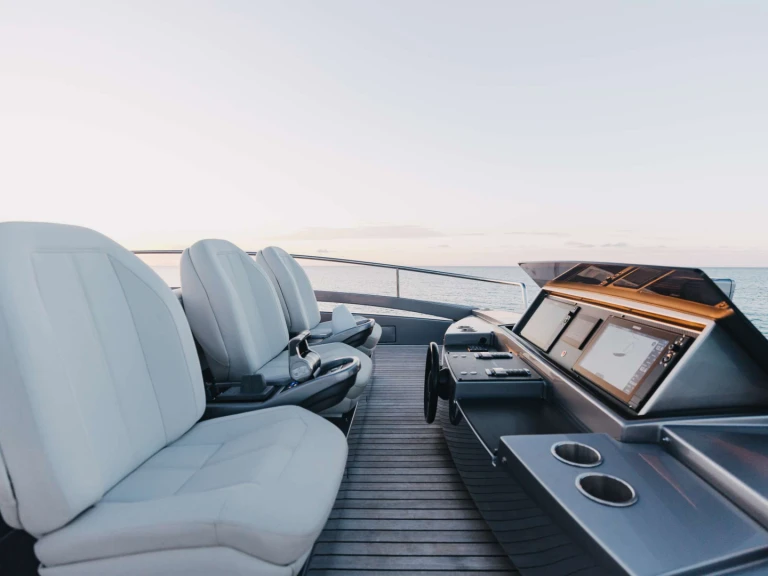 Location bateau Pershing TIME OFF à Nassau sur Samboat