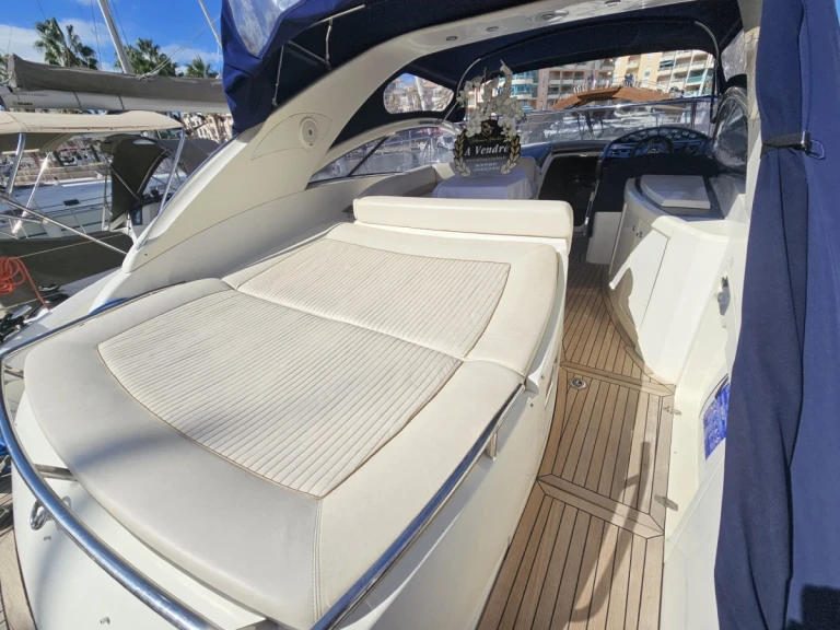Louer Bateau à moteur avec ou sans skipper Absolute Yachts à Saint-Raphaël