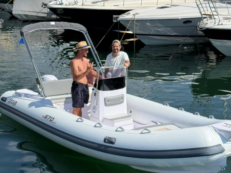 Louer Semi-rigide avec ou sans skipper Selva à Naples