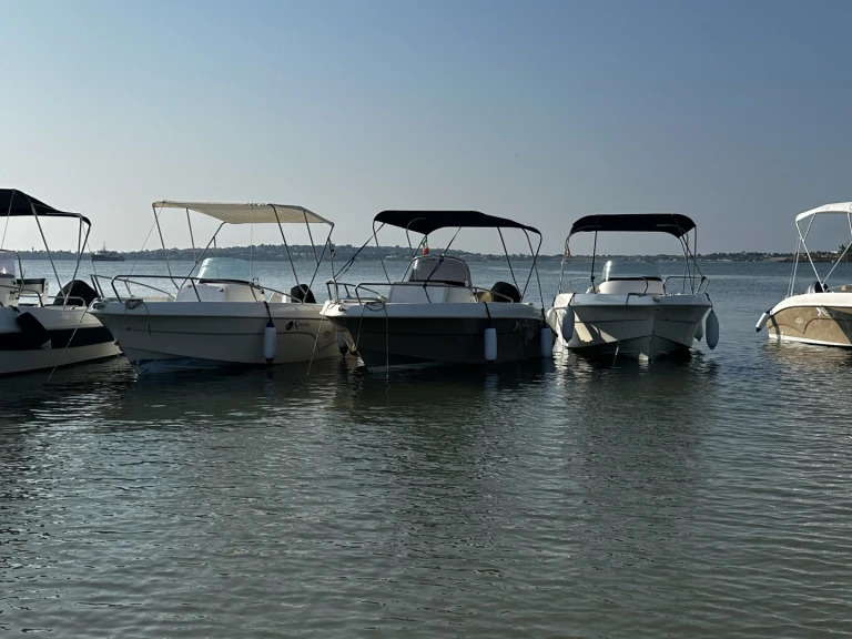Bateau à moteur à louer à Siracusa au meilleur prix