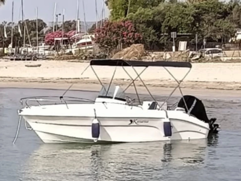Location Bateau à moteur Kamarina avec permis
