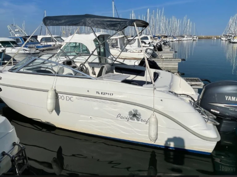Location Bateau à moteur Pacific Craft avec permis