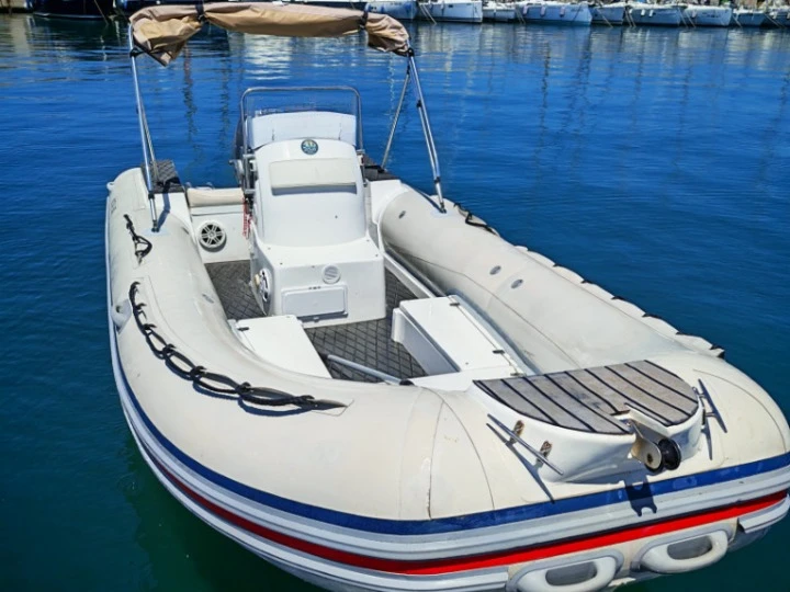 Louer Semi-rigide avec ou sans skipper Mistral à Marina di San Foca