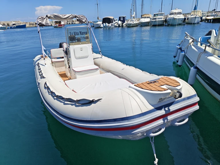 Louer Semi-rigide avec ou sans skipper Mistral 610  à Marina di San Foca