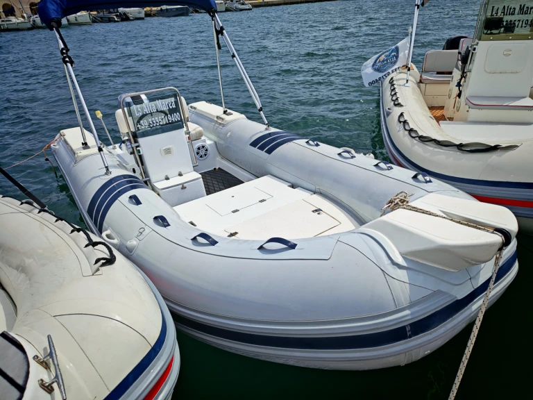 Semi-rigide à louer à Marina di San Foca au meilleur prix