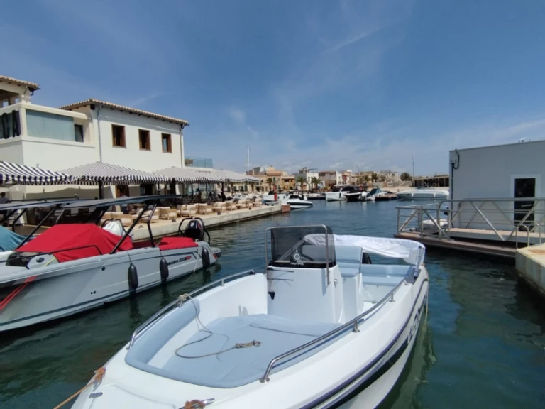 Location Bateau à moteur Nautipol avec permis