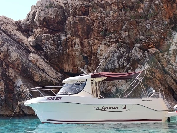 Bateau à moteur à louer à Bar au meilleur prix