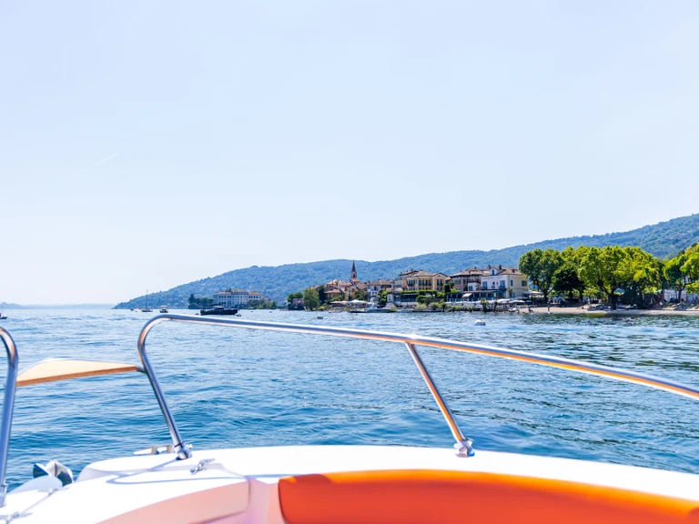 Bateau à moteur à louer à Feriolo au meilleur prix