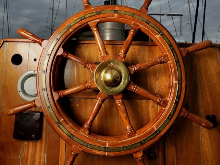 Louez un Traditional Wooden Yacht Virgo à Perigiali