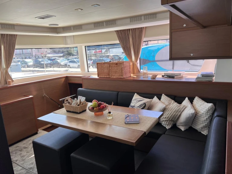 Catamaran à louer à Néa Péramos au meilleur prix
