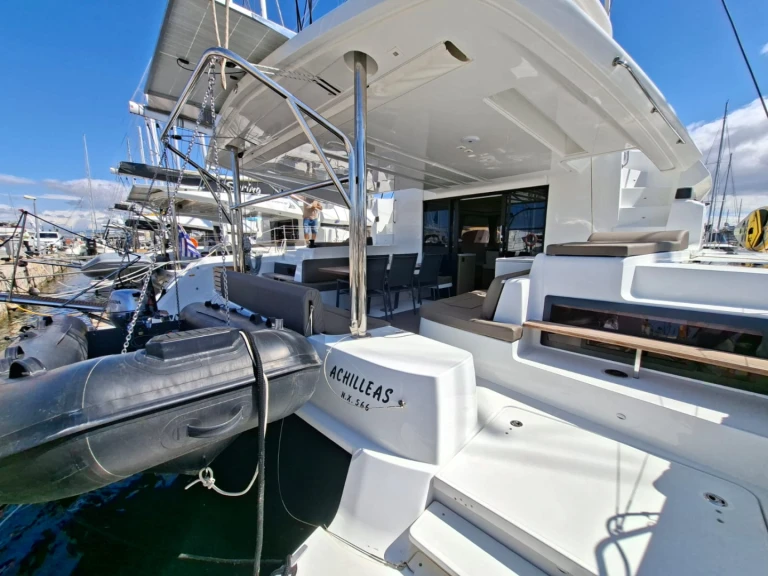 Louer Catamaran avec ou sans skipper Lagoon à Álimos