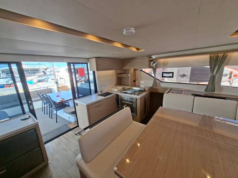 Catamaran à louer à Álimos au meilleur prix