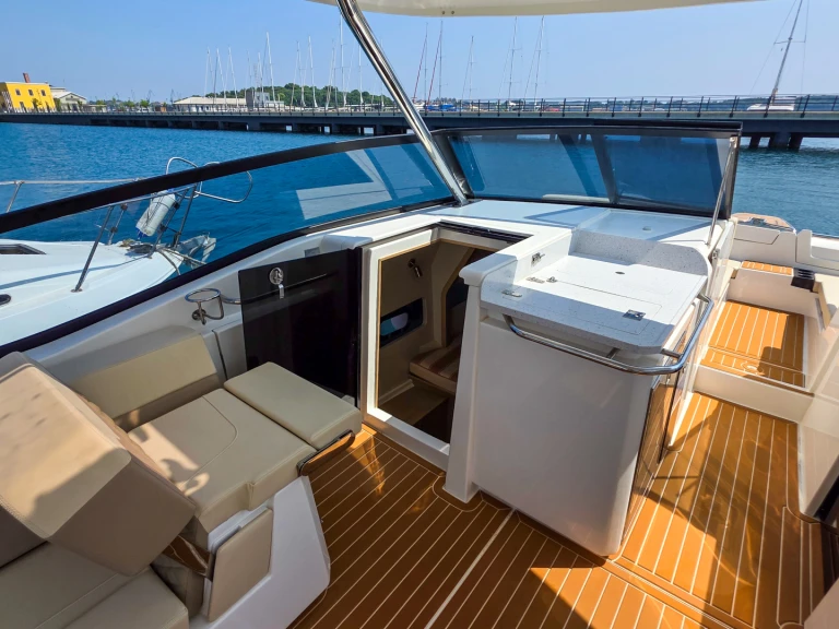 Aquila Aquila 32 Sport a louer à Pula