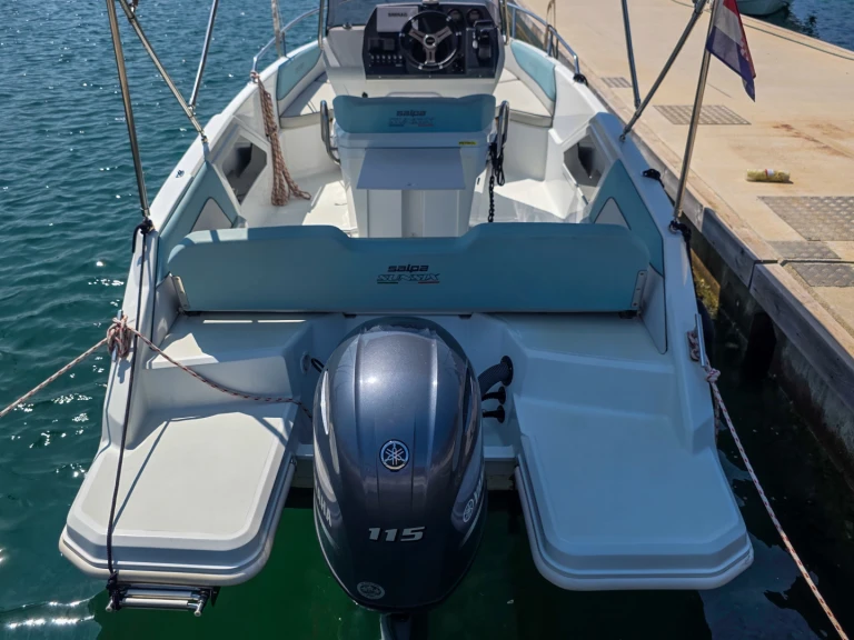 Bateau à moteur à louer à Pula au meilleur prix