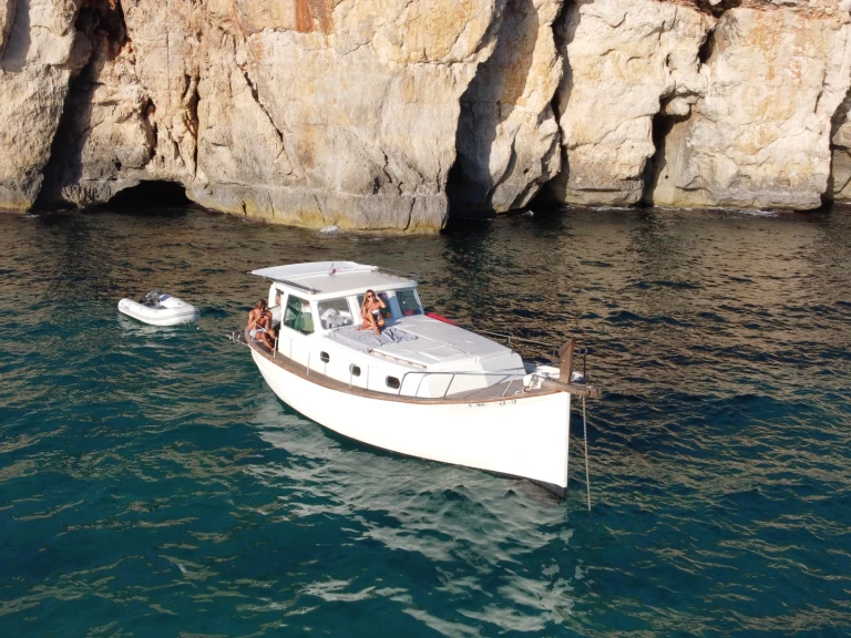 Louer Bateau à moteur avec ou sans skipper Menorquin à Cala Galdana