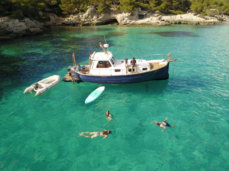 Bateau à moteur à louer à Cala Galdana au meilleur prix