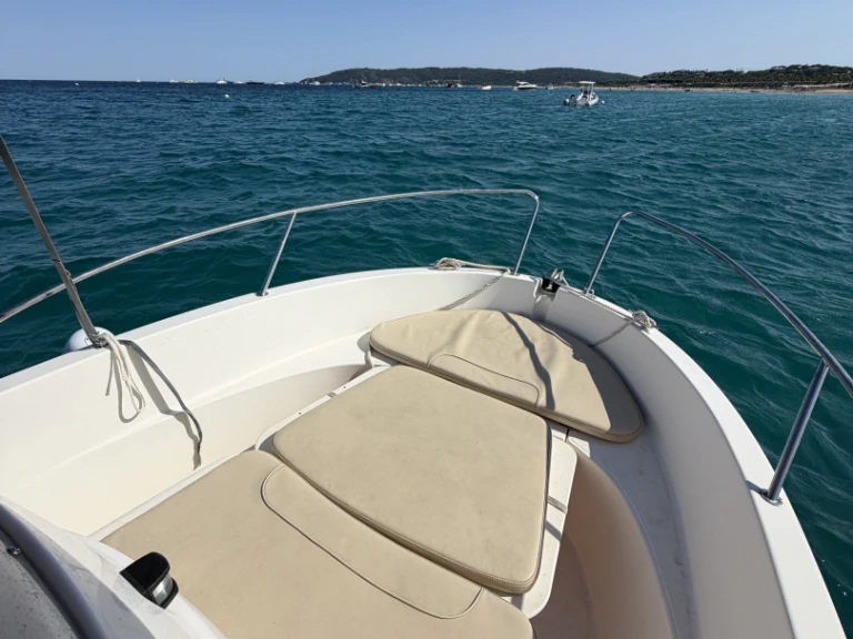 Louer Bateau à moteur avec ou sans skipper Jeanneau à Les Issambres