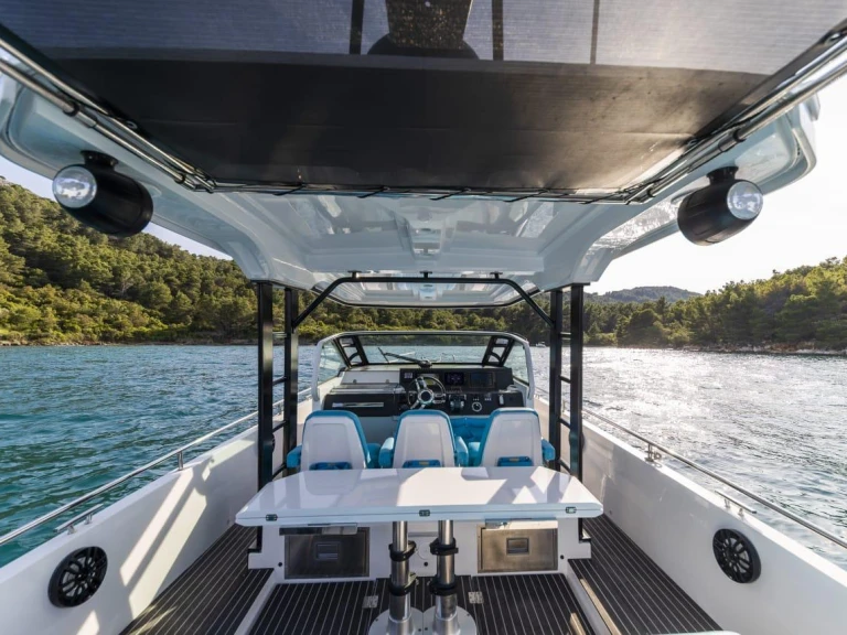 Bateau à moteur à louer à Bol au meilleur prix