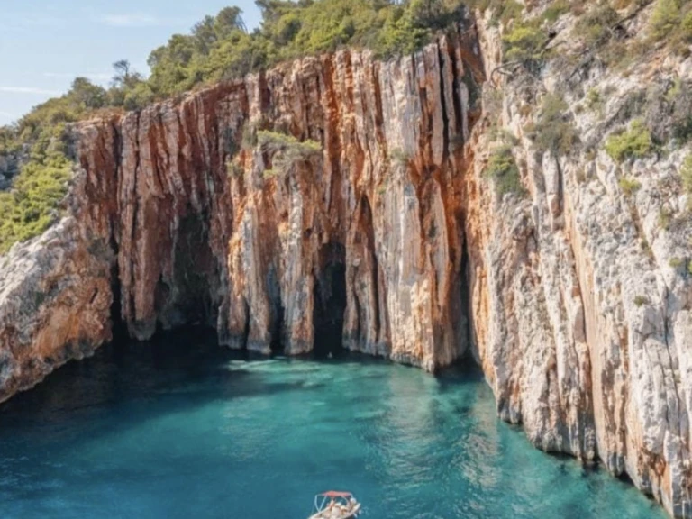 Semi-rigide à louer à Hvar au meilleur prix