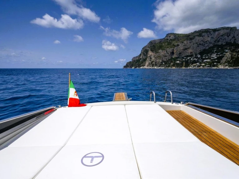 Bateau à moteur à louer à Capri au meilleur prix