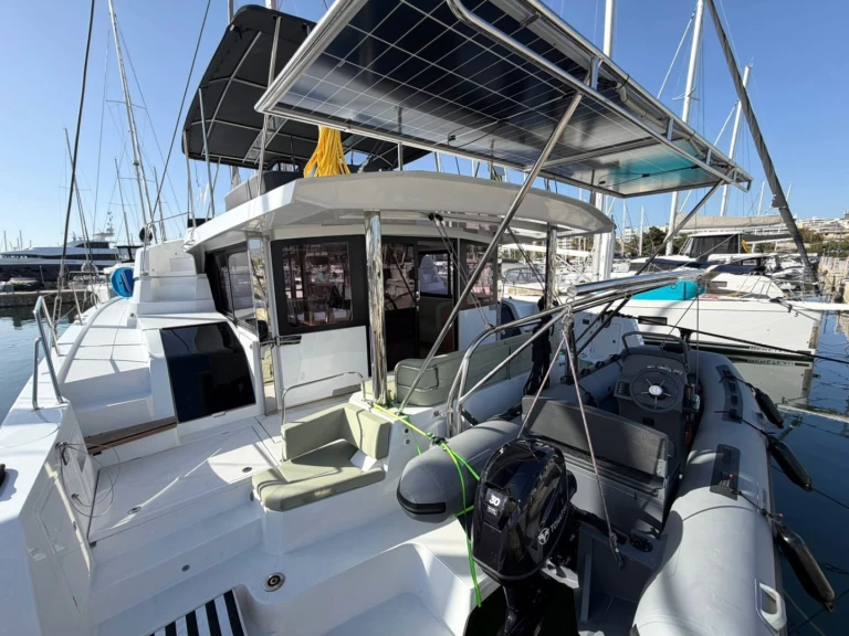 Catamaran à louer à Álimos au meilleur prix