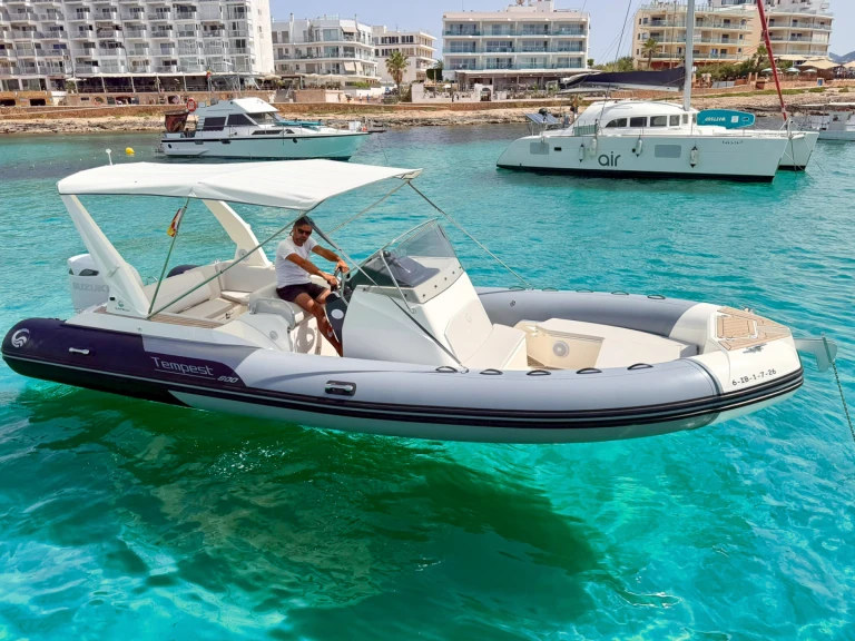 Louer Semi-rigide avec ou sans skipper Capelli à Sant Antoni de Portmany