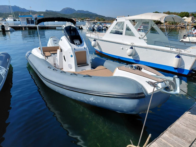 Levante 7.50 a louer à Olbia