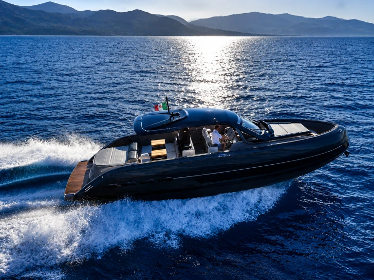 Location bateau Invictus  TT 460 à Saint-Raphaël sur Samboat