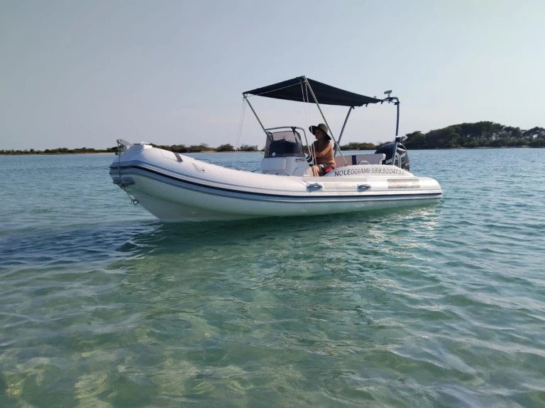 Semi-rigide à louer à Porto Cesareo au meilleur prix