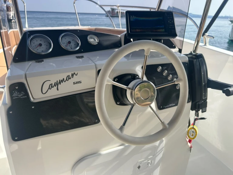 Location à Marina Greenwich - Motor yacht Caymam 585 sur SamBoat