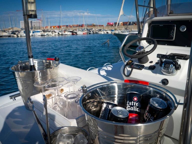 Semi-rigide à louer à La Marina de Valencia au meilleur prix