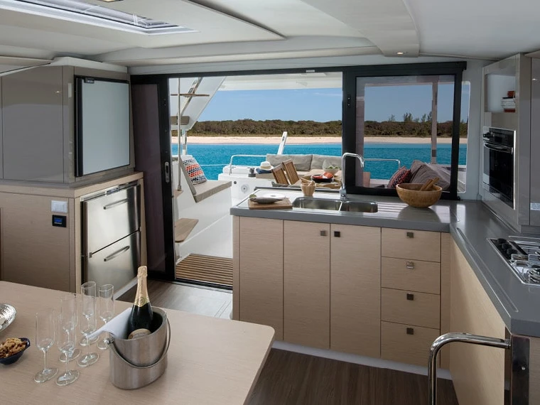 Louez un Fountaine Pajot Lucia 40 à Villefranche-sur-Mer
