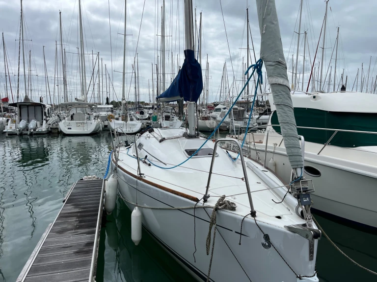 Location à Les Sables-d'Olonne - Bénéteau First 27.7 sur SamBoat