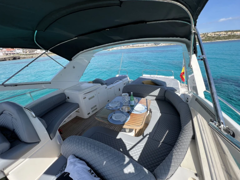 Louer Bateau à moteur avec ou sans skipper Fairline à Port Mahon
