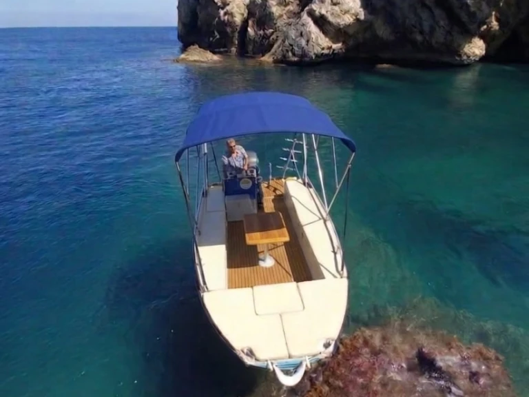 Location Bateau à moteur Moggaro avec permis