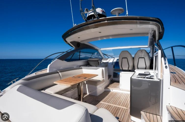 Location bateau Princess Princess V40 à Port de Sitges Aiguadolç sur Samboat