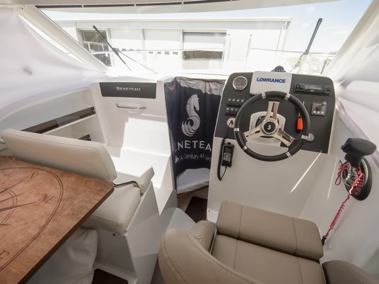 Bateau à moteur à louer à Tribunj au meilleur prix