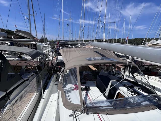 Louer Voilier avec ou sans skipper Jeanneau à Trogir
