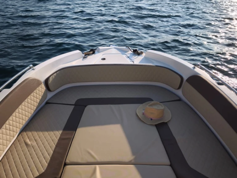 Location Bateau à moteur Nireus avec permis