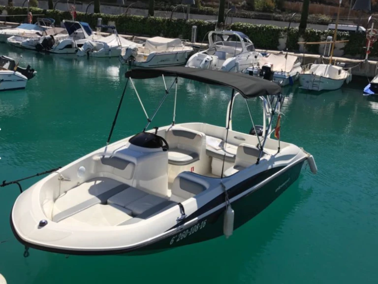 Bateau à moteur à louer à Club Nautico S'Estanyol au meilleur prix
